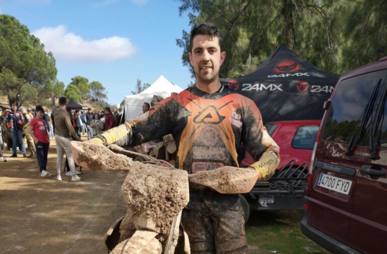 Cristian Tarilonte con su moto en un evento de Cross Country