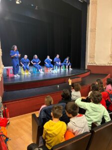 Actuación de danza inclusiva con escolares en el teatro