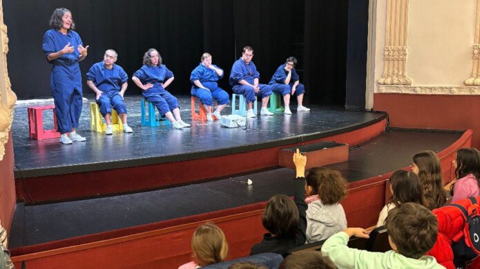 Actuación de danza inclusiva con escolares en el teatro