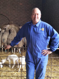 David Tejerina de COAG en un entorno agrícola con ovejas.