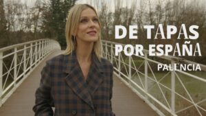 Presentadora de De Tapas por España en Palencia junto a un puente