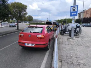 Vehículo rojo involucrado en un incidente policial en Palencia