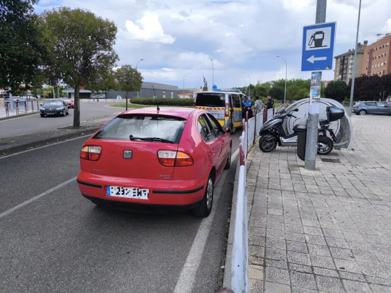 Vehículo rojo involucrado en un incidente policial en Palencia