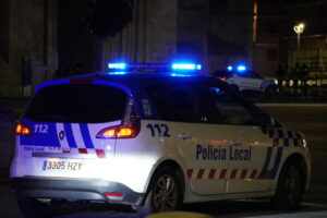 Vehículo de la Policía Local de Palencia con luces encendidas en la noche