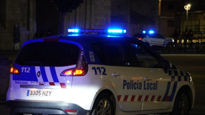 Vehículo de la Policía Local de Palencia con luces encendidas en la noche