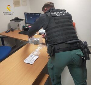 Agente de la Guardia Civil revisando sustancias en una mesa