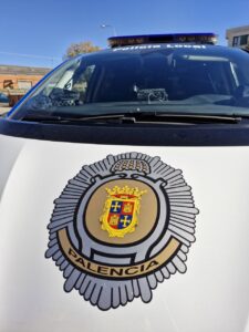Vehículo de la Policía Local de Palencia con su distintivo visible