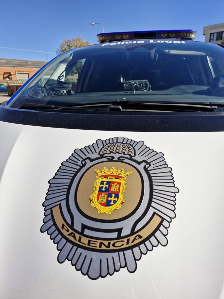 Vehículo de la Policía Local de Palencia con su distintivo visible
