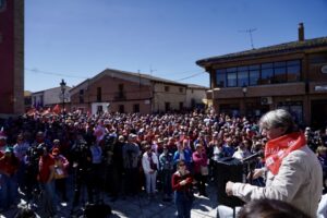 Gran multitud reunida en el 50 aniversario de Villalar con discursos políticos.