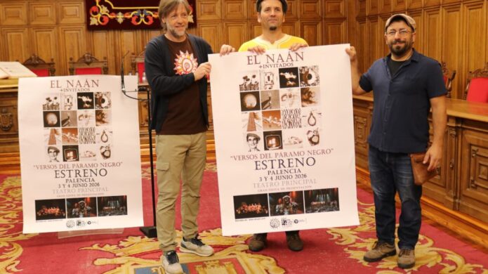 Tres hombres sosteniendo un cartel del estreno de El Naán en Palencia