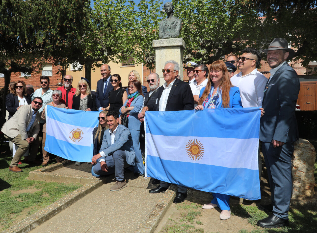 Grupo de personas con banderas argentinas en homenaje a San Martín