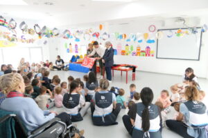 Niños y mayores participan en un cuento intergeneracional en Palencia
