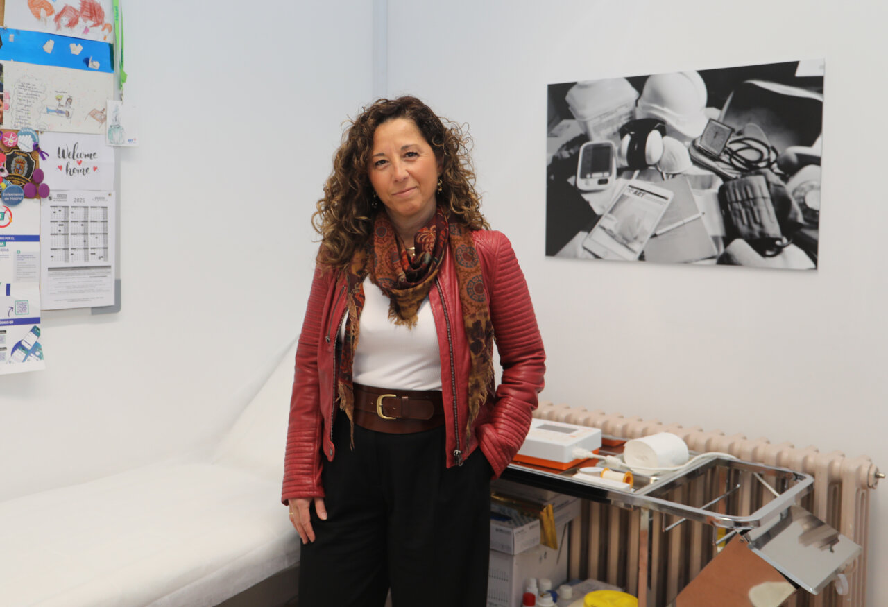 Profesional de enfermería en un consultorio mostrando su compromiso con la salud mental