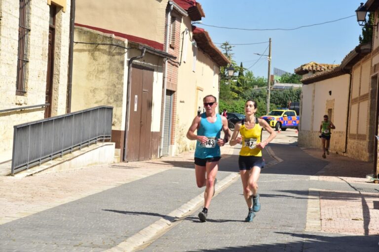 Dos corredores compiten en la carrera Entre Castillos en Palencia.