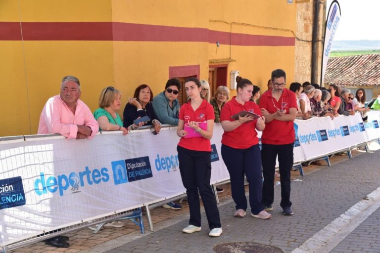 Grupo de personas animando en la carrera Entre Castillos en Palencia.