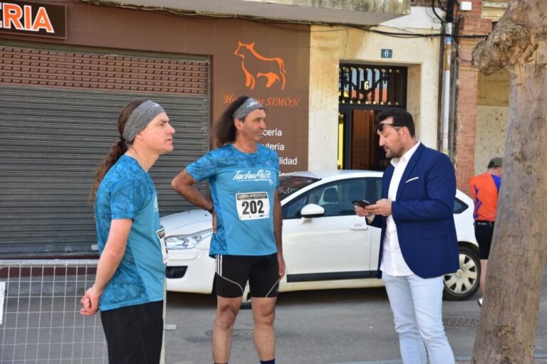 Corredores conversando antes de la carrera Entre Castillos en Palencia