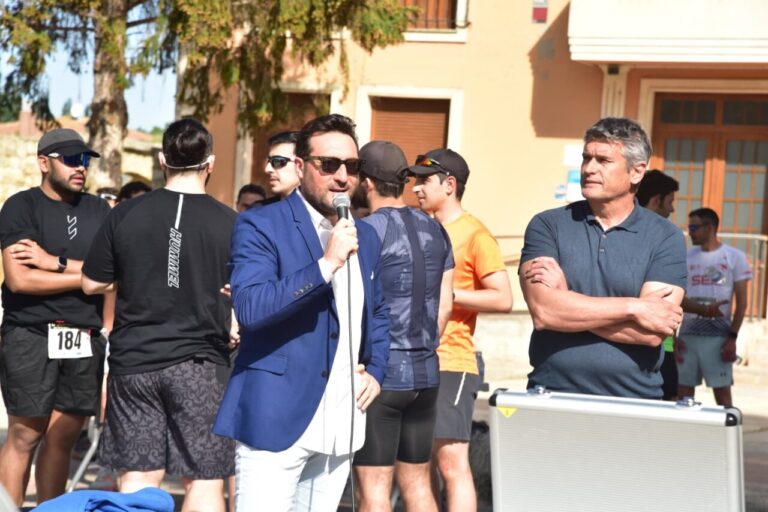 Presentador de la carrera Entre Castillos en Palencia con participantes