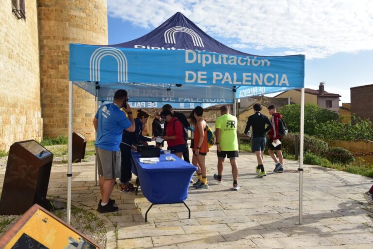 Participantes registrándose en la prueba Entre Castillos en Palencia.