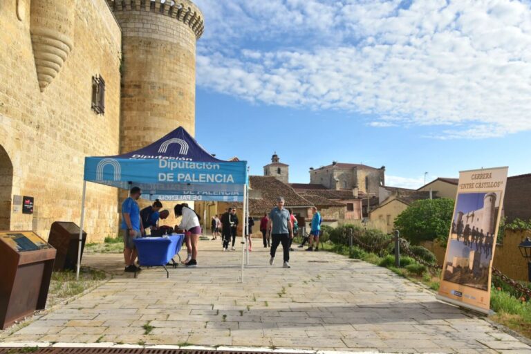 Participantes en la carrera Entre Castillos en Palencia con carpa de la Diputación