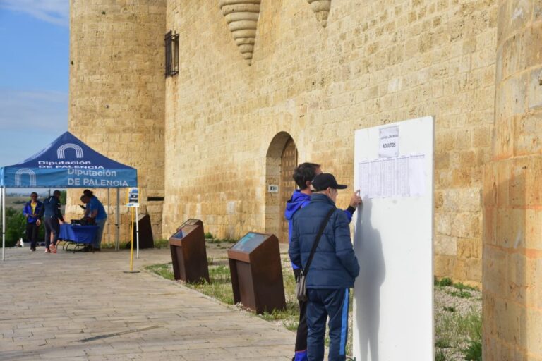 Personas consultando lista de inscritos en carrera Entre Castillos