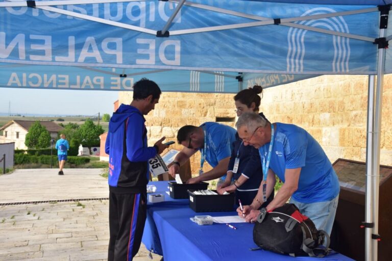 Participantes registrándose en la carrera Entre Castillos en Palencia