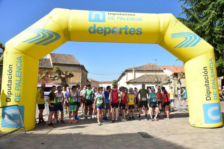 Corredores en la salida de la carrera Entre Castillos en Palencia