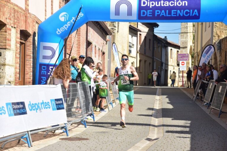 Corredor llegando a la meta en la carrera Entre Castillos en Palencia.
