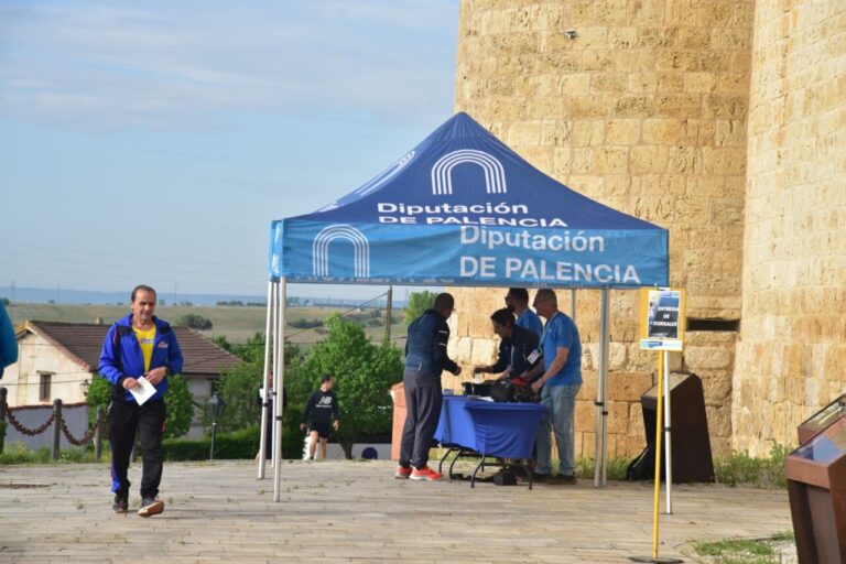 Participantes en la carrera Entre Castillos en Palencia bajo una carpa de la Diputación.