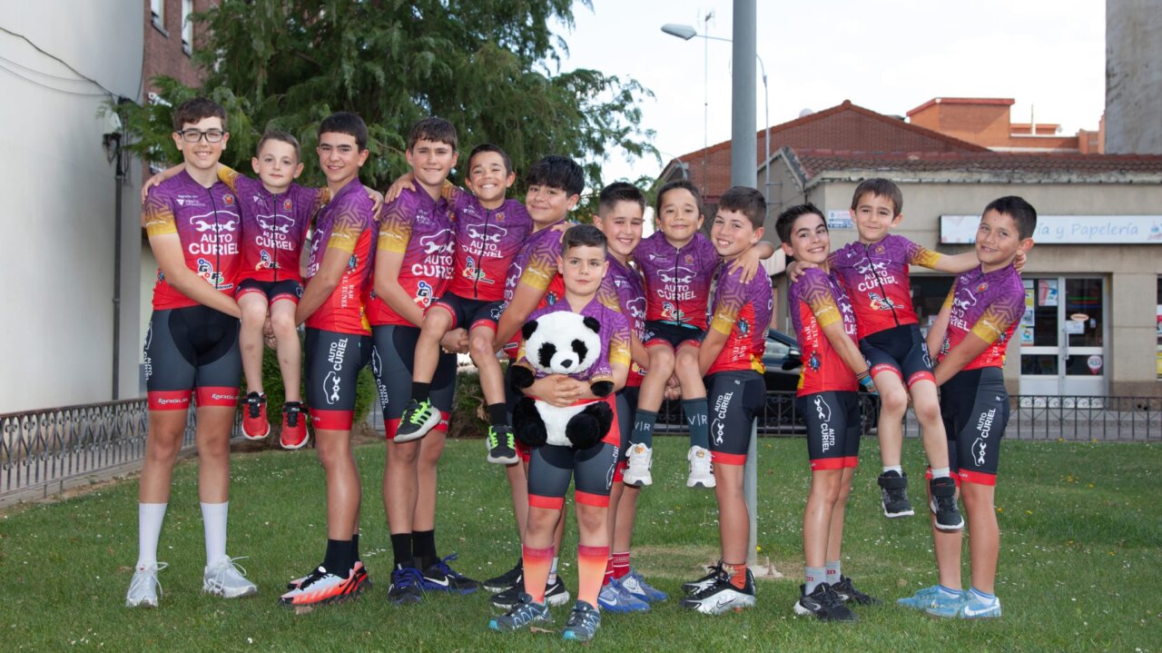 Grupo de niños ciclistas de la Escuela Auto Curiel en Venta de Baños