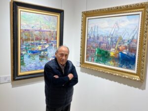 Antonio de la Peña junto a sus obras en la exposición en Palencia