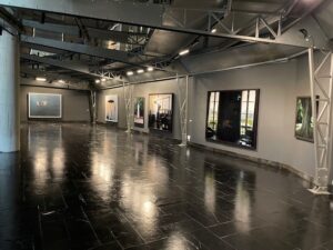 Interior de una sala de exposición con fotografías en las paredes