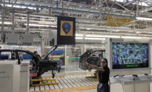 Interior de la factoría de Renault en Palencia mostrando procesos de producción