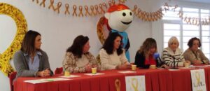 Reunión de familias de niños con cáncer discutiendo proyectos de investigación