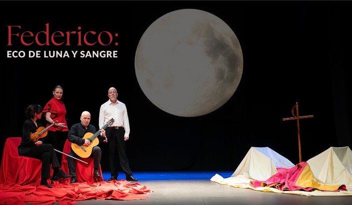 Actores en escena durante el recital poético musical Federico: eco de luna y sangre