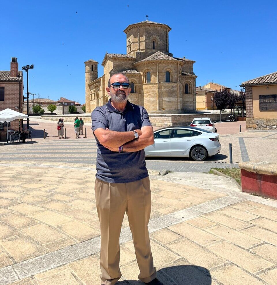 Feliciano Montes en Frómista frente a la iglesia de San Pedro