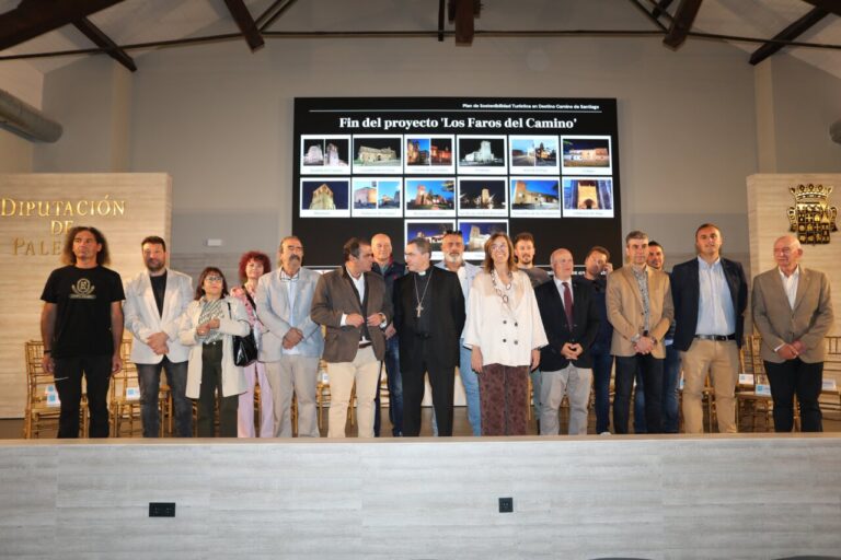Grupo de personas en la presentación del proyecto Los Faros del Camino