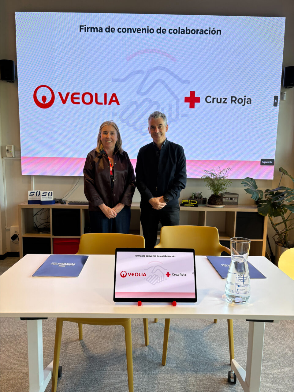 Representantes de Veolia y Cruz Roja durante la firma de un convenio de colaboración