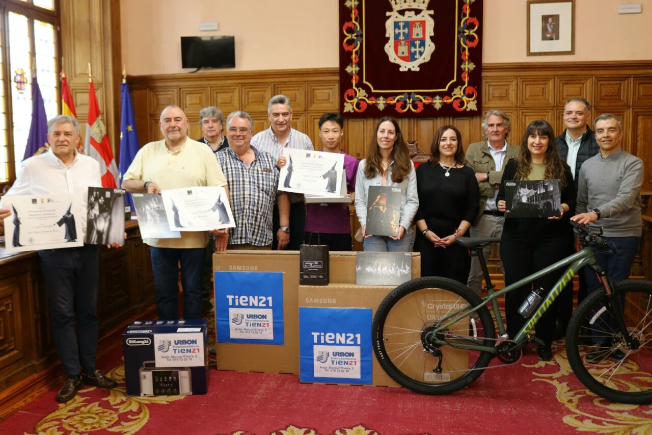 Grupo de personas posando con premios del concurso de fotografía