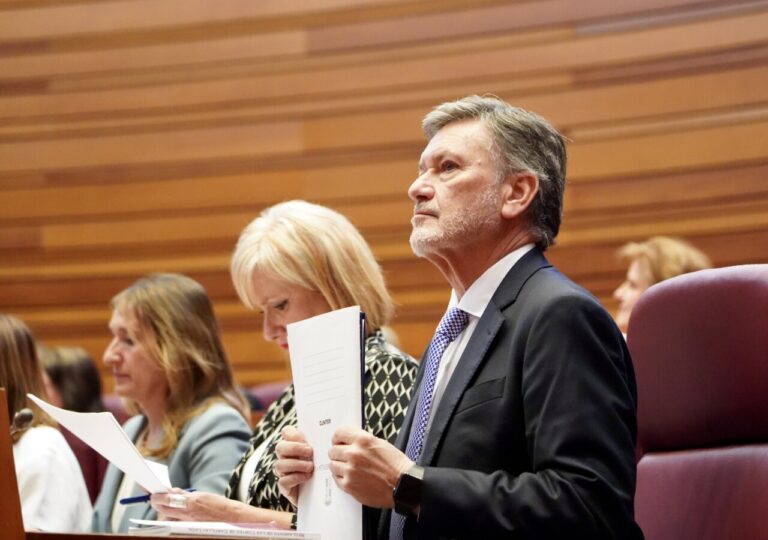 Francisco Vázquez en las Cortes con documentos en mano