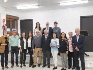 Grupo de personas en el homenaje al poeta Miguel de Santiago en Fuentes de Nava