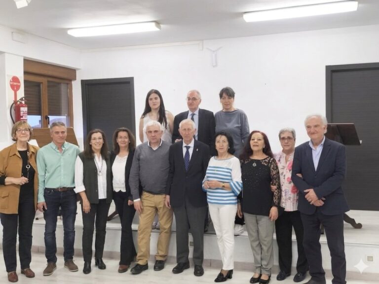 Grupo de personas en el homenaje al poeta Miguel de Santiago en Fuentes de Nava