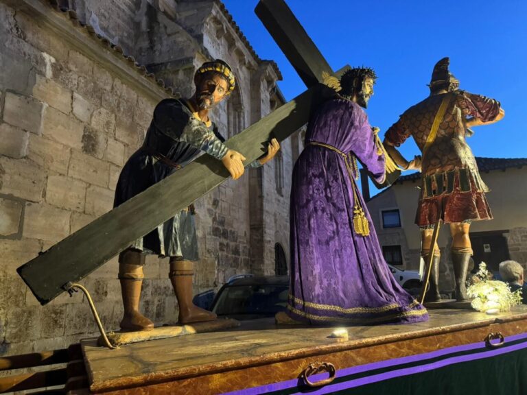 Escena de la procesión del Jueves Santo en Astudillo con figuras religiosas