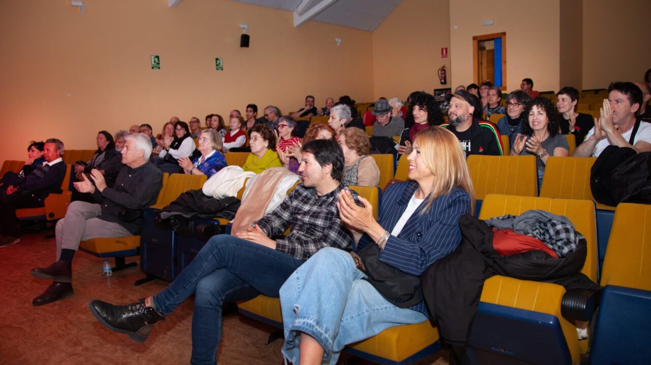 Público aplaudiendo en el Festi Blues de Venta de Baños