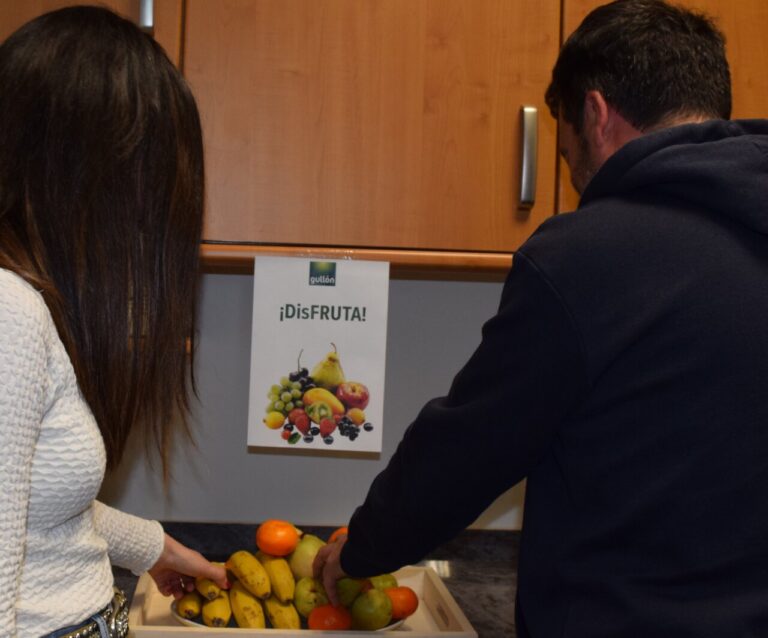 Empleados de Galletas Gullón eligen frutas del programa DisFRUTA