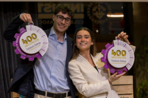 Álvaro Salgado y otra persona sosteniendo premios del reto 400 Segundos