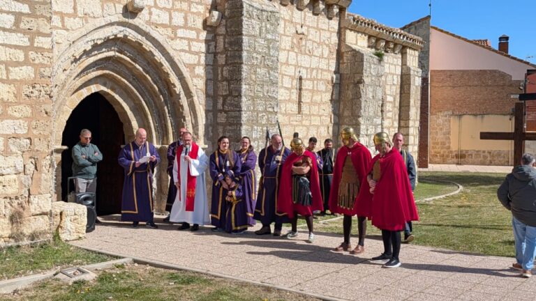Representación del Via Crucis Viviente en Grijota con figurantes y sacerdotes