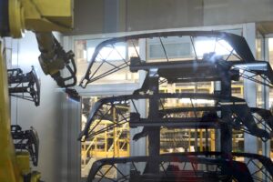 Robots en una planta de producción de Renault trabajando con piezas de automóviles