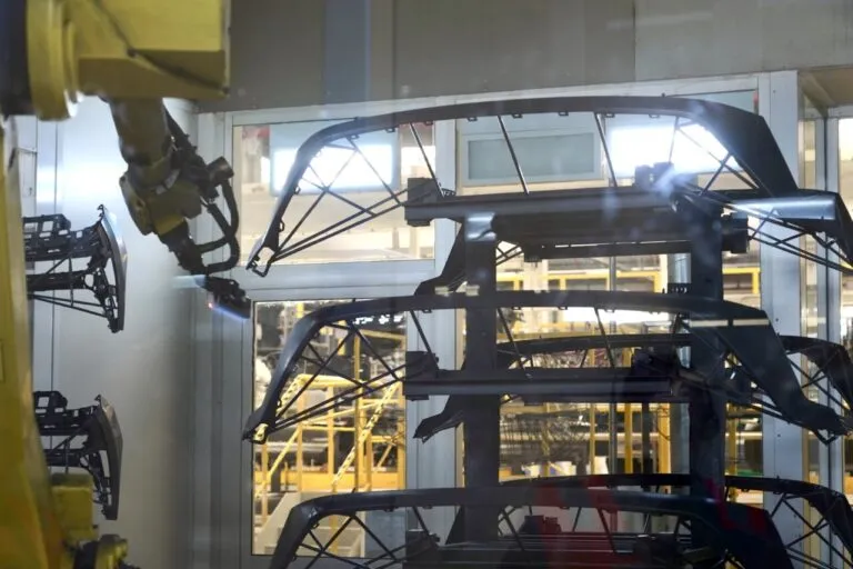 Robots en una planta de producción de Renault trabajando con piezas de automóviles