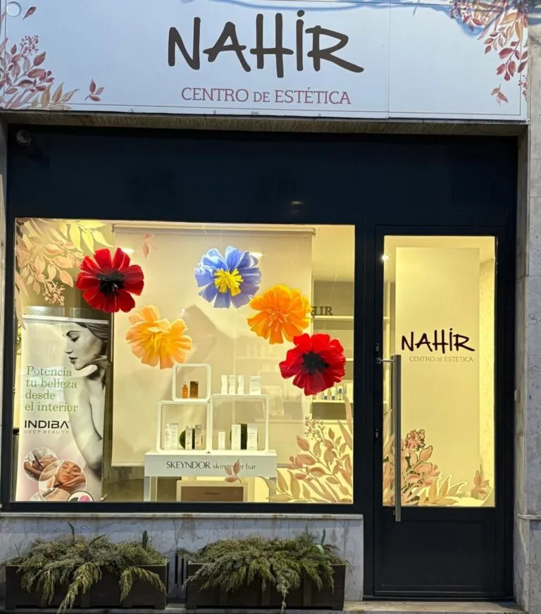 Fachada del centro de estética NAHIR en Guardo decorada con flores de papel