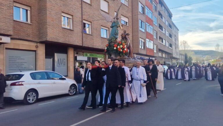 Cofrades portando una imagen durante la Procesión de Los Pasos en Guardo